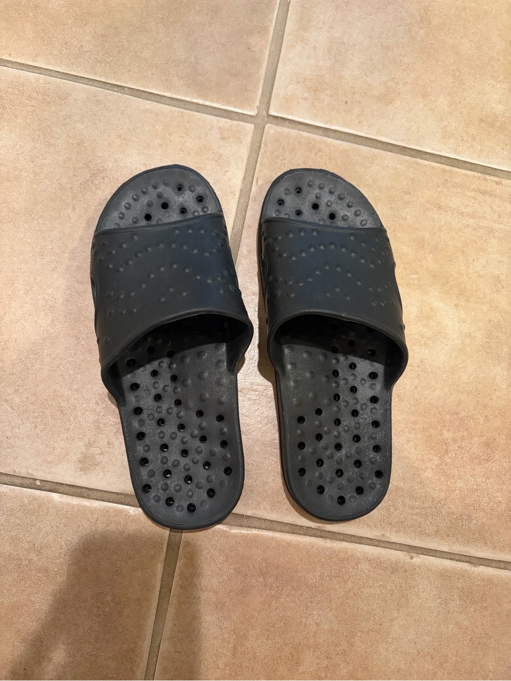 Women’s shower shoes black size 10